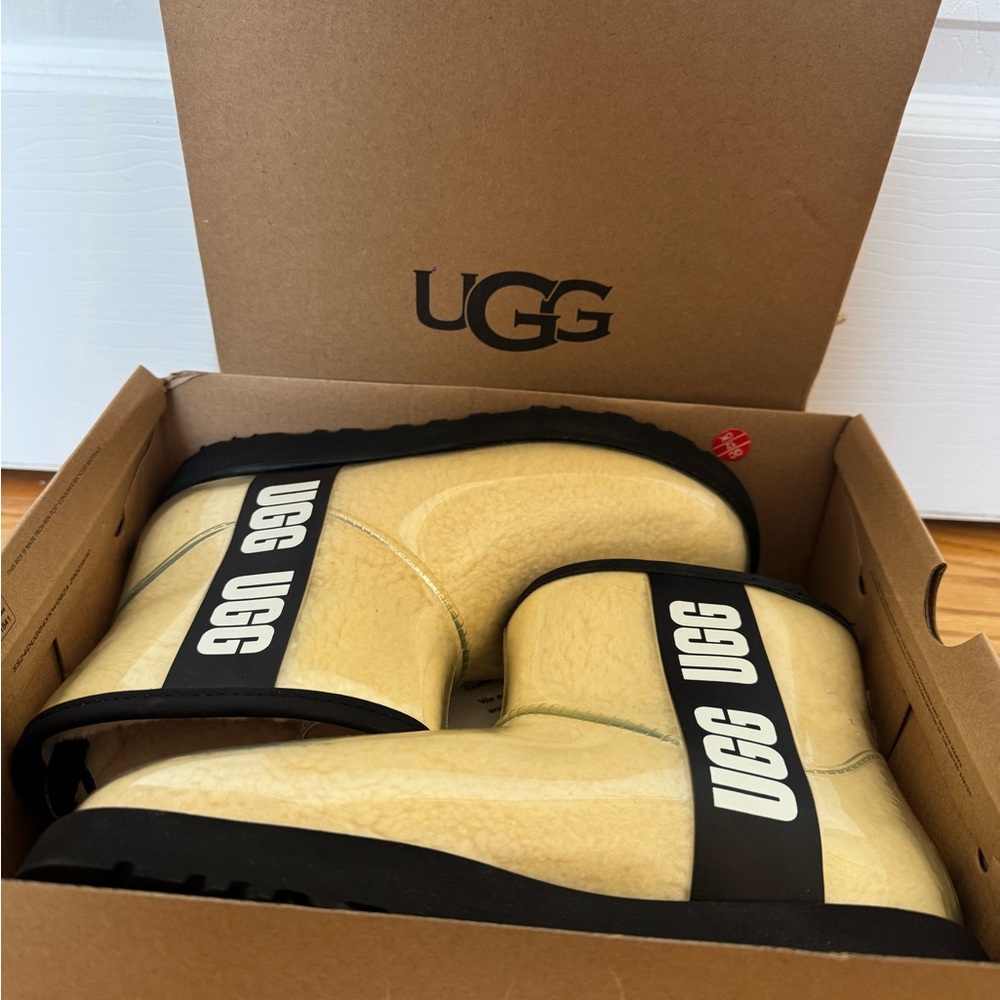 UGG Women's Cream and Black Ankle Booties